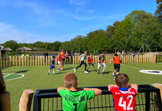 Niños en el campo de deportes - Country Resort De Papillon - Denekamp, Overijssel, Países Bajos