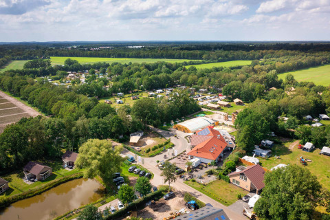 Luchtfoto van het Papillon Country Resort vakantiepark met groene velden en chalets in Overijssel, Nederland.
