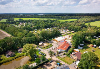 Luchtfoto van het Papillon Country Resort vakantiepark met groene velden en chalets in Overijssel, Nederland.