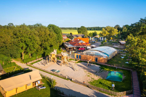 Luchtfoto van Papillon Country Resort in Overijssel met speeltuin, zwembad en glampingtenten.