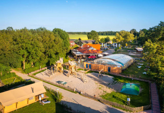 Luchtfoto van Papillon Country Resort in Overijssel met speeltuin, zwembad en glampingtenten.