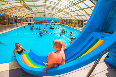 Overdekt zwembad met glijbaan en spelende kinderen bij Papillon Country Resort, Overijssel, Nederland.