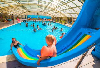 Overdekt zwembad met glijbaan en spelende kinderen bij Papillon Country Resort, Overijssel, Nederland.