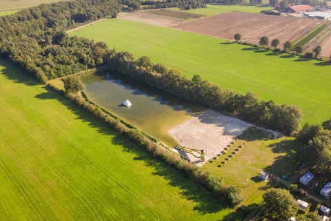 Luchtfoto van Papillon Country Resort in Overijssel, Nederland, met een vijver en omliggend groen