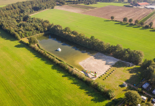 Luchtfoto van Papillon Country Resort in Overijssel, Nederland, met een vijver en omliggend groen