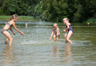 Niños jugando en un estanque - Country Resort De Papillon - Denekamp, Overijssel, Países Bajos
