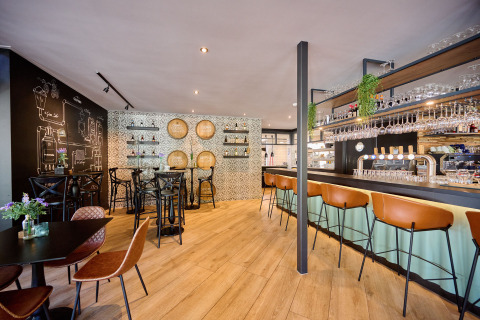 Gezellige bar en restaurantinterieur bij Papillon Country Resort, met houten vloer en moderne meubels.
