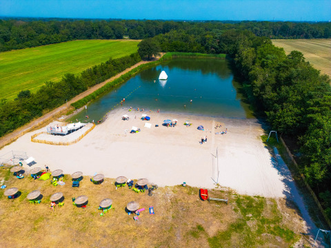 Luchtfoto van Papillon Country Resort met strand, zwemvijver en groene velden in Overijssel, Nederland.