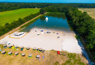 Luchtfoto van Papillon Country Resort met strand, zwemvijver en groene velden in Overijssel, Nederland.