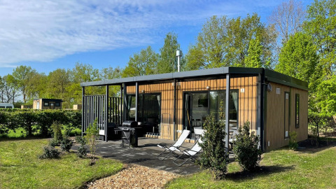Bungalow Cottage Prestige, una tiny house en Papillon Country Resort, Países Bajos, rodeada de naturaleza.