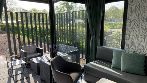Zitruimte binnen en buiten van Bungalow Cottage Prestige op Papillon Country Resort in Nederland.