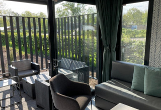 Zitruimte binnen en buiten van Bungalow Cottage Prestige op Papillon Country Resort in Nederland.