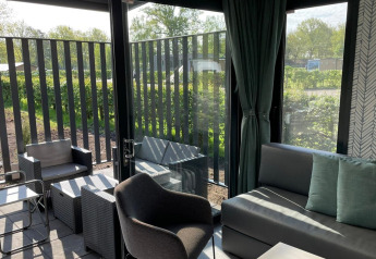Zitruimte binnen en buiten van Bungalow Cottage Prestige op Papillon Country Resort in Nederland.