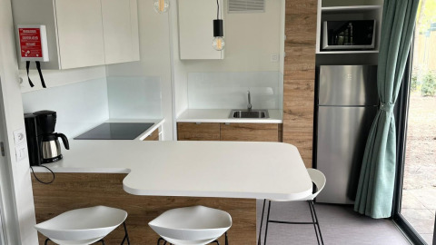 Moderne compacte keuken en eethoek in Bungalow Cottage Prestige op Papillon Country Resort, Nederland.