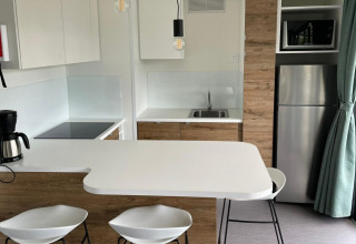 Moderne compacte keuken en eethoek in Bungalow Cottage Prestige op Papillon Country Resort, Nederland.