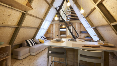 Vista interior de una pequeña cabaña de lujo con cocina en Papillon Country Resort, Países Bajos.