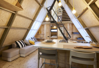 Indretning af et lille A-formet luksushytte med moderne køkken og stue i Papillon Country Resort, Holland.