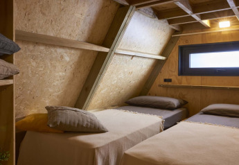 Gemütliches Schlafzimmer mit zwei Einzelbetten in einer Tiny House Hottub Cabin, Niederlande.