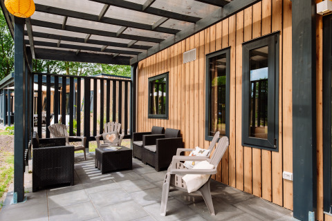Terraza exterior con muebles modernos del Cottage Next XXL Family Deluxe en Papillon Country Resort, Países Bajos.