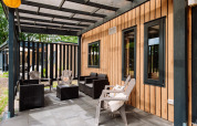 Terraza exterior con muebles modernos del Cottage Next XXL Family Deluxe en Papillon Country Resort, Países Bajos.