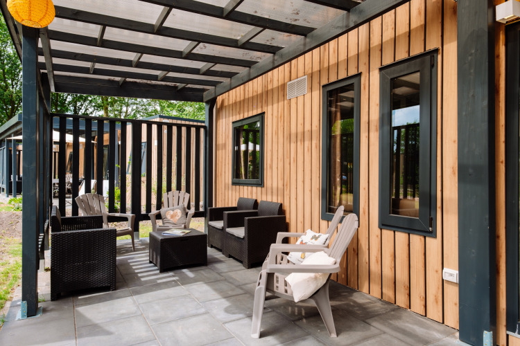 Outdoor terrace with modern patio furniture at Cottage Next XXL Family Deluxe, Papillon Country Resort, Netherlands.