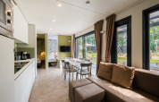 Interior del Cottage Next XXL Family Deluxe en Papillon Country Resort, Países Bajos, con diseño moderno y luminoso.