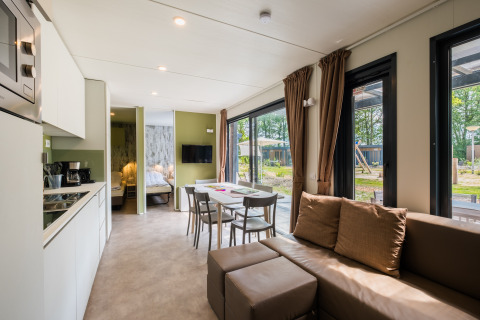 Modernes Interieur einer Cottage Next XXL Family Deluxe Lodge im Papillon Country Resort, Niederlande.