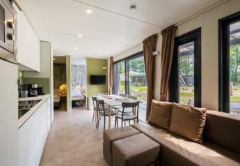 Modernes Interieur einer Cottage Next XXL Family Deluxe Lodge im Papillon Country Resort, Niederlande.