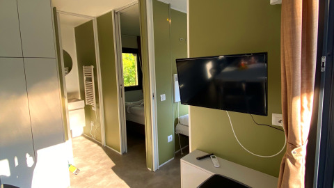 Vista interior de Cottage Next XXL Family Deluxe en Papillon Country Resort con televisor moderno.