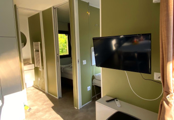 Vue intérieure du Cottage Next XXL Family Deluxe au Papillon Country Resort avec télévision moderne.