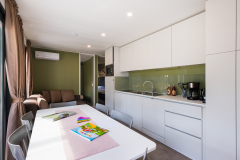 Moderne keuken en eetruimte in familiechalet Cottage Next XXL Family Deluxe bij Papillon Country Resort, Nederland.