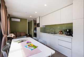 Moderne keuken en eetruimte in familiechalet Cottage Next XXL Family Deluxe bij Papillon Country Resort, Nederland.
