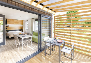 Helle Cottage Suite mit moderner Einrichtung und Terrasse im Papillon Country Resort, Niederlande.