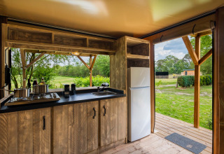 Cocina moderna en Air Dreamer 3 Deluxe en Papillon Country Resort, Países Bajos, con vistas a la naturaleza.