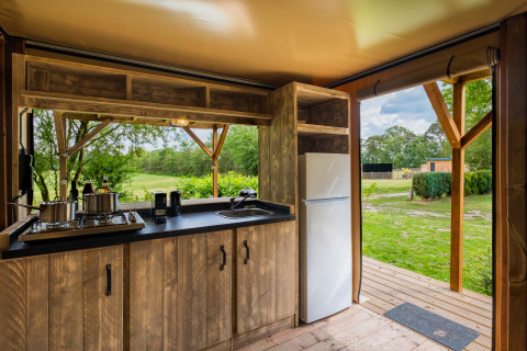 Cocina moderna en Air Dreamer 3 Deluxe en Papillon Country Resort, Países Bajos, con vistas a la naturaleza.