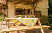 Mesa de picnic al aire libre con mantel de limones en Air Dreamer 3 Deluxe, Papillon Country Resort.