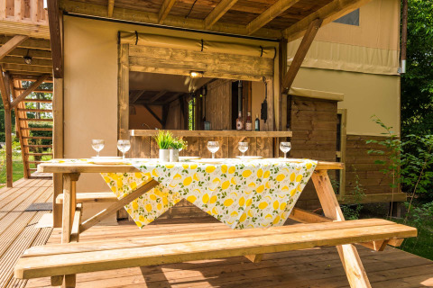 Mesa de picnic al aire libre con mantel de limones en Air Dreamer 3 Deluxe, Papillon Country Resort.