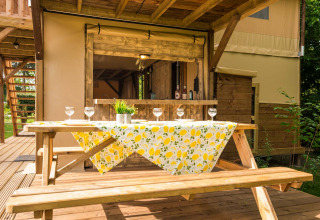 Holztisch mit Zitronentischdecke auf der Terrasse des Air Dreamer 3 Deluxe, Papillon Country Resort.