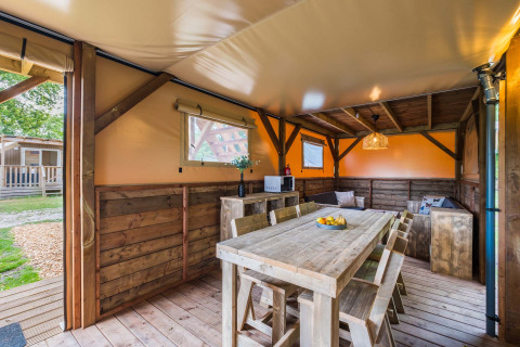 Houten interieur van Air Dreamer 3 Deluxe lodge te Papillon Country Resort, Nederland, eetgedeelte.