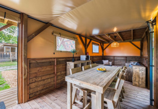 Houten interieur van Air Dreamer 3 Deluxe lodge te Papillon Country Resort, Nederland, eetgedeelte.