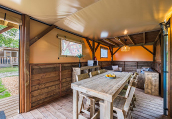 Houten interieur van Air Dreamer 3 Deluxe lodge bij Papillon Country Resort, Nederland, eethoek.