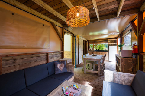 Holzinterieur der Air Dreamer 3 Deluxe Lodge im Papillon Country Resort, Niederlande mit Essbereich.