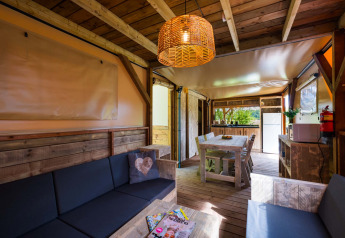 Houten interieur van Air Dreamer 3 Deluxe-lodge bij Papillon Country Resort, Nederland, met eethoek.