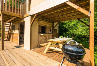 Terras met picknicktafel en barbecue bij Air Dreamer 3 Deluxe, Papillon Country Resort, Nederland.