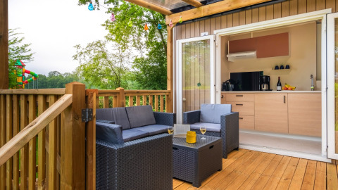 Udendørs terrasse og moderne køkken på Cottage Next XL i Papillon Country Resort, Nederlandene.