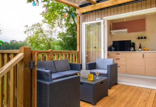 Udendørs terrasse og moderne køkken på Cottage Next XL i Papillon Country Resort, Nederlandene.