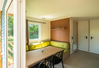 Interieur van Fish Cabin bij Papillon Country Resort in Nederland, met modern meubilair en zicht op natuur.
