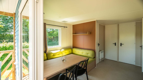 Interieur van Fish Cabin bij Papillon Country Resort in Nederland, met modern meubilair en zicht op natuur.