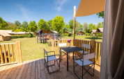 Udsigt fra træterrasse med borde og stole på Air Lodge 2.0, Papillon Country Resort, Holland.