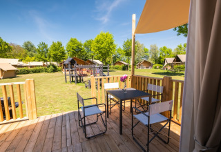 Uitzicht vanaf het houten terras met tafel en stoelen bij Air Lodge 2.0, Papillon Country Resort, Nederland.